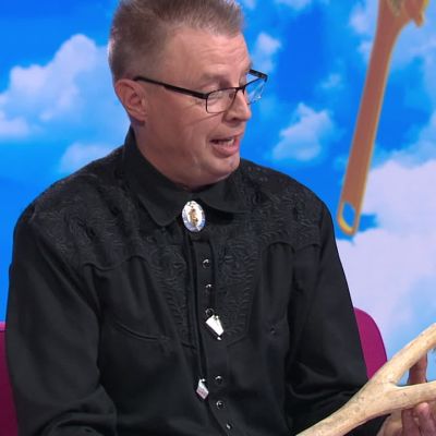 Huutokauppakeisarin apumies Markku kerää höyliä ja esittelee yhden erikoisimmista