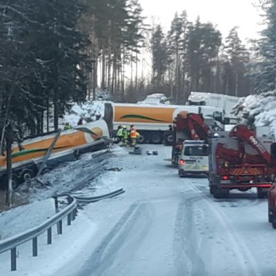 Säiliörekka ojassa
