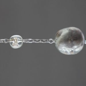 Ida Koitilas skulptur består av skelettdelar i gips, inkapsalde i konstharts, och metallkedja.