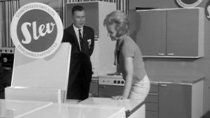 Mies ja nainen esittelevät astianpesukonetta Savon messuilla 1962