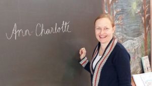 Handskriften och Steinerskolan. Ann-Charlotte Aminoff är inte beredd att avskriva skrivstilen. Ann-Charlotte Aminoff skriver sitt namn på svarta tavlan i klassrummet.