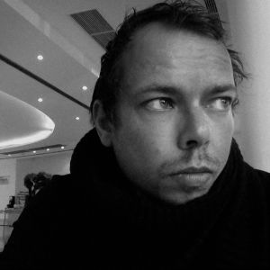 Perttu Saksa kuvaa ihmisen ja eläimen suhdetta.