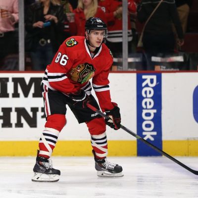 Chicago Blackhawksin Teuvo Teräväinen kiekon kanssa jäällä.