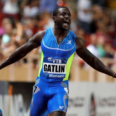 USA:n Justin Gatlin tuulettaa kilpailun voittoa.
