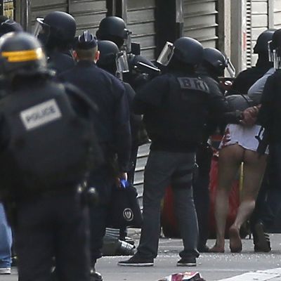 Poliisit pidättävät henkilön Saint Denisin tapahtumista.