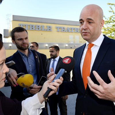 Pääministeri Fredrik Reinfeldt median haastattelussa äänestyspaikalla Tukholman Täbyssä 14. syyskuuta.