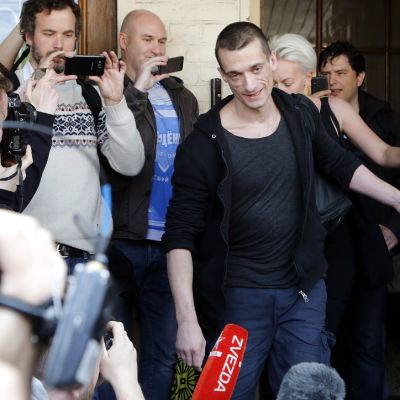 Performanssitaiteilija Pjotr Pavlenski poistumassa oikeustalolta Moskovassa