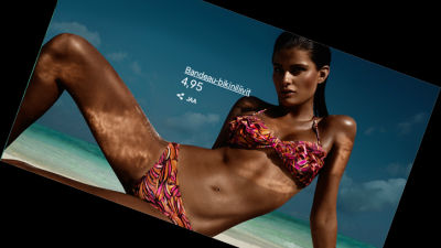 Kvinna i bikini i strandposé, saxat ur en reklam för en bikinidräkt.