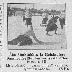 Lisie Nyström gör mål i en match i dambandy mellan Åbo Simklubb och Helsingfors Damhockeyklubb den 4 mars 1917. Lisie Nyström gör mål i en match i dambandy mellan Åbo Simklubb och Helsingfors Damhockeyklubb den 4 mars 1917.