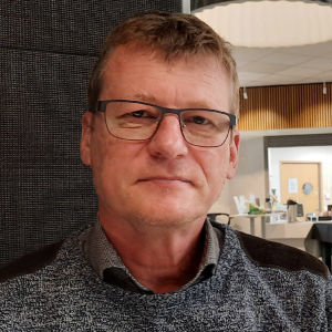 Jan-Ole Nordlin var en av två lärare som tog lönefrågan till rätten. Sammanlagt drabbades 20 lärare. Skylt där det står Prakticum och en äldre mans ansikte i närbild.