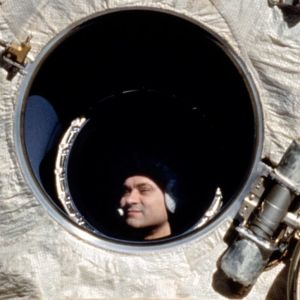 Valeri Poljakov katsoo ulos Mir-avaruusaseman ikkunasta.