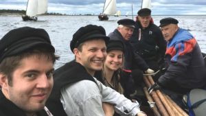 Thomas Dahl, Petter Björkman, Emma Dahl, Dan-Erik Rönn, Yngve Dahl och Martin Håkans i båten Björkö 1. Thomas Dahl, Petter Björkman, Emma Dahl, Dan-Erik Rönn, Yngve Dahl och Martin Håkans i båten Björkö 1.