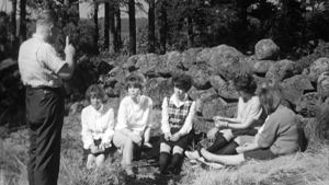 Skriftskola på 1960-talet. Pastori ja rippikoululaisia Haapasaaressa vuonna 1964.