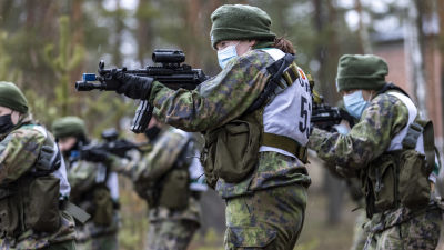 Aseenkäsittelykoulutus naisten erikoisjoukkoreservin valintakokeessa.