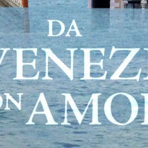 Kuvassa näkyy teksti Da Venezia con Amore, jonka taustalla valokuvakollaasi mereen uppoavasta Venetsian kaupungista