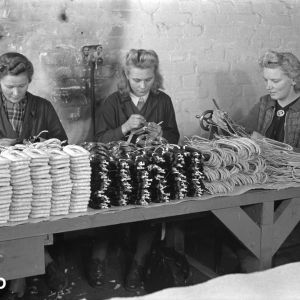 Naisia töissä Strömbergin tehtaalla