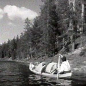 Kala-Eemeli eli Elias Reinhold Mäkelä soutaa.