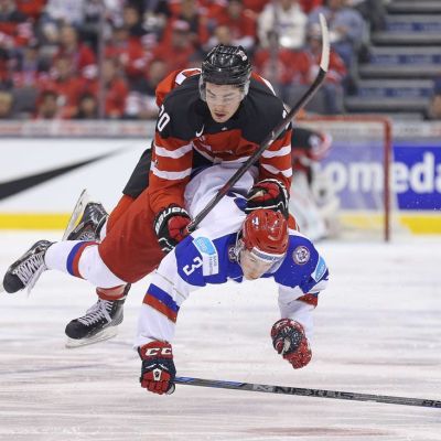 Kanadan Nick Paul hyppää Venäjän Dimitri Judinin niskaan jääkiekkopelissä.