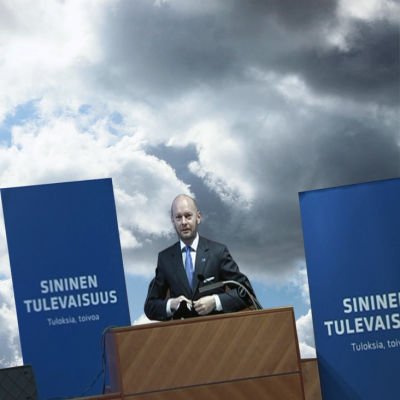 Bildcollage som visar Sampo Terho vid ett podium mot en blå himmel.
