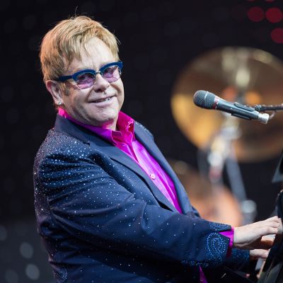 Elton John esiintymässä
