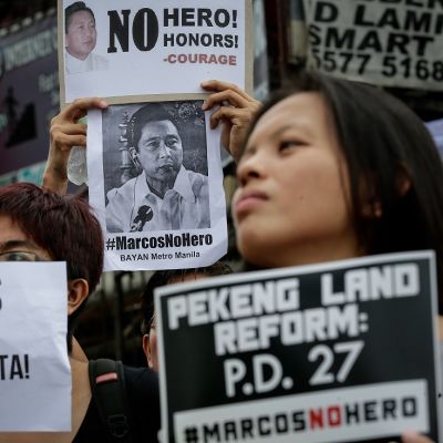 Kuvassa mielenosoittajia, jotka vastustavat Ferdinand Marcosin hautaamista sankarihautausmaalle. 