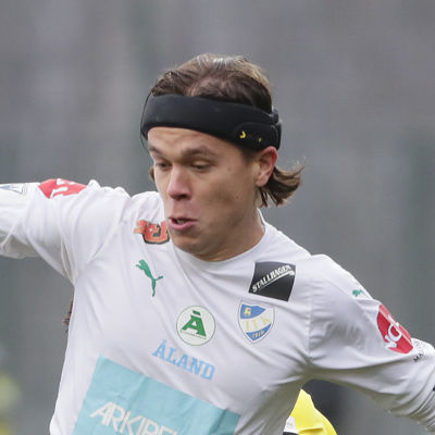 IFK Mariehamns Keaton Isaksson kämpar om bollen i säsongens sista match mot FC Honka.