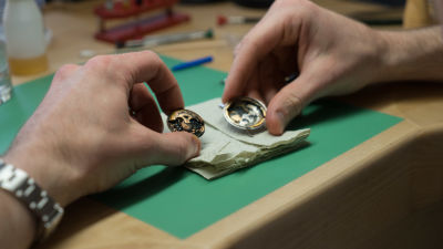 Ett gammalt armbandsur, en Omega Seamaster, som legat på havsbottnet öppnat