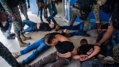 Polisen vaktar bakbundna misstänkta i mordet på presidenten Jovenel Moise i Port-au-Prince.
