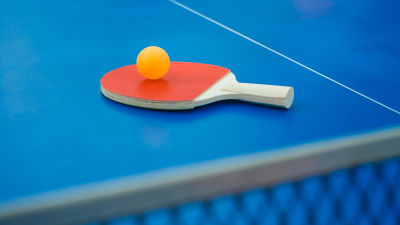 En bordtennisklubba och en boll.