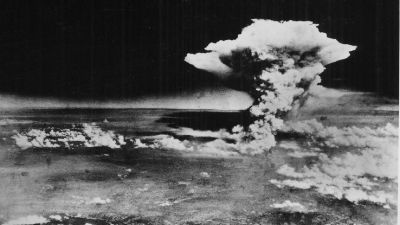 Ett fotografi av den amerikanska atombomben över Hiroshima.