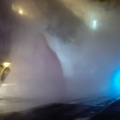 Helsingin Katajanokalla Kanavakadulla on iso vesivuoto, kertoo pelastuslaitos. Pelastuslaitoksen mukaan putki on räjähtänyt rikki ja vettä tulee 15 metriä kadusta ylöspäin.