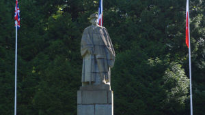 Marsalkka Ferdinand Foch kuvanveistäjä Firmin Michelet'n ikuistamana 1937 Compiègnen aselepoaukiolla, Ranskassa. Ranskan Marsalkka Ferdinand Foch ikuistettuna Compiègnen aselepoaukiolle 1937. Kuvanveistäjä Firmin Michelet.