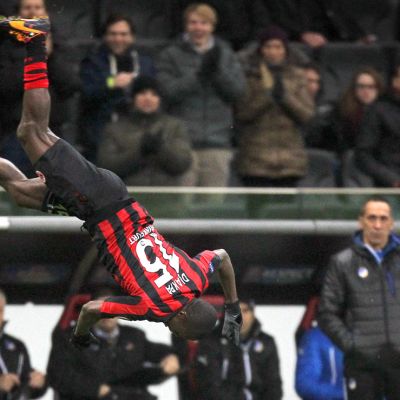 Eintracht Frankfurtin Constant Djakpa heittää voltin.