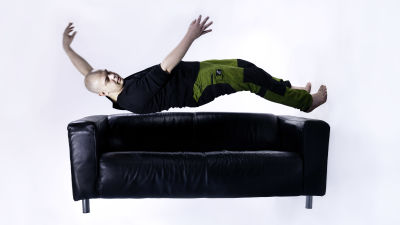 Ludwig Sandbacka ser ut att levitera över en svart soffa.