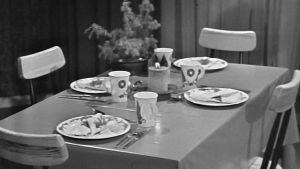 Huolettoman pöydän voi kattaa muoviliinalle paperilautasin. Paperilautasin katettu pöytä ohjelmasta Keittiönurkka, 1968.