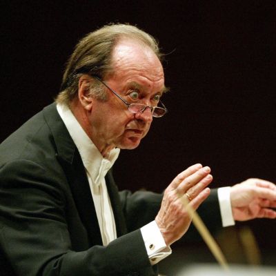 Nikolaus Harnoncourt kädet koholla