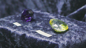 Hope- och Florentine-diamanterna. Hope-diamanten har fört med sig otur och sägs vara en av orsakerna till den franska revolutionen. Hope och Florentine diamanterna. Hope diamanten har fört med sig otur och sägs vara en av orsakerna till den franska revolutionen.