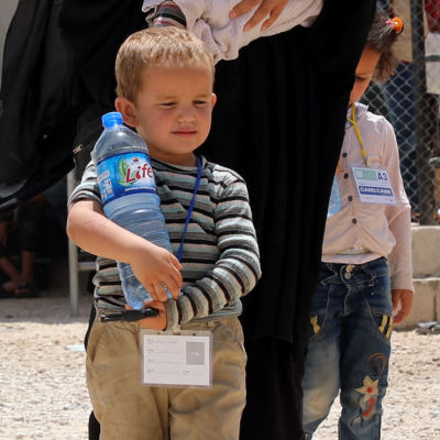 Fruar och barn till medlemmar i terrorisrörelsen IS på lägret al-Hol i Syrien i juni 2019. (Kvinnornas nationalitet är okänd).