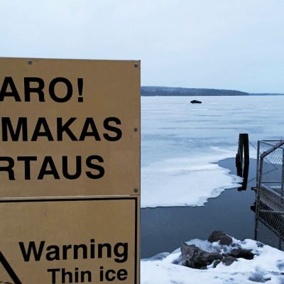 Auto Vesijärven jäällä.