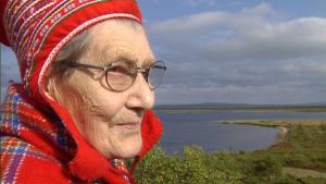 Inga Näkkäläjärvi Inarista, 85-vuotias saamelaisnainen, on elänyt nuoruutensa jutaavana saamelaisena, paimentolaisena.