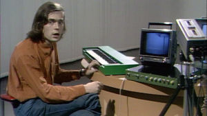 Erkki Kurenniemi musiikkia tuottavan Dimi-O-laitteistonsa kanssa. 1971.