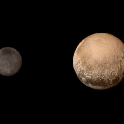 Sammansatt bild av Pluto och dess strörsta måne Charon