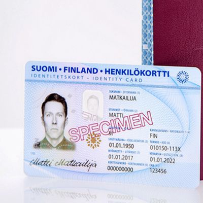 Kuva vuoden 2017 alussa käyttöön otettujen uusien passien ja henkilökorttien ulkoasusta.
