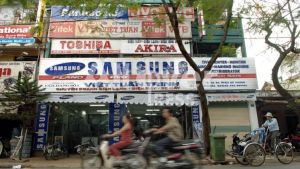 Bland annat det sydkoreanska konglomeratet Samsung har investerat stort i Vietnam. En tredjedel av Samsungs globala produktion sker i Vietnam. Samsung stod ensamt för närmare en fjärdedel av Vietnams hela export år 2017. Bland annat sydkoreanska Samsung gör reklam i Da Nang, Vietnam,