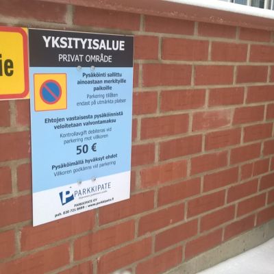 Keskustelua yksityisten pysäköintifirmojen antamista parkkisakoista käydään jatkuvasti.