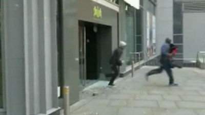 Unga stjäl varor under kravallerna i Manchester