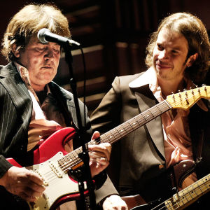 Mick Taylor med Robban Hagnäs på scenen med Wentus Blues Band. Mick Taylor som spelade med Rolling Stones på 70-talet på scenen med Robban Hagnäs från Wentus Blues Band