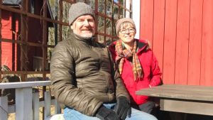De senaste 11 åren har Curt-Olof Eklund och Anneka Eklund bott året om på Pörtö. Anneka och Curt-Olof Eklund på sin terass