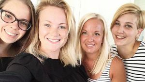Carro fick i samband med att hon blev mamma 3 nya starka vänskapsrelationer som hon säger att förgyllde hennes liv enormt under tiden hon var mammaledig. De ger ett stort stöd också nu när barnen är stora. Carro har ändå inte tappat kontakten med hennes gamla vänner som inte har barn. - Men nog är det skönt med vänner som är mitt upp i småbarnslivet, de förstår allt det man kanske inte så lätt pratar om med de vänner som själva inte har barn, säger Carro. Fyra tjejkompisar småler in mot kameran för en gruppbild.