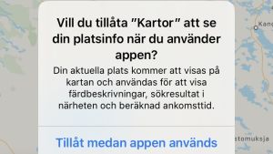 Snowden säger att internetjättarna idag övervakar oss mer än myndigheterna. Mobiltelefon med texten "Vill du tillåta 'Kartor' att se din platsinformation när du använder appen?"